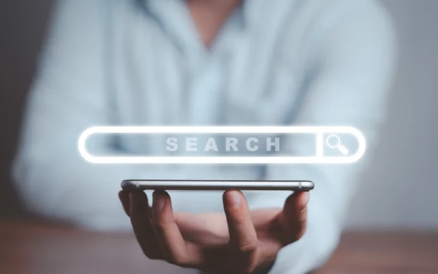 businessman-holding-smartphone-with-virtual-search-engine-browser-information-technology-concept