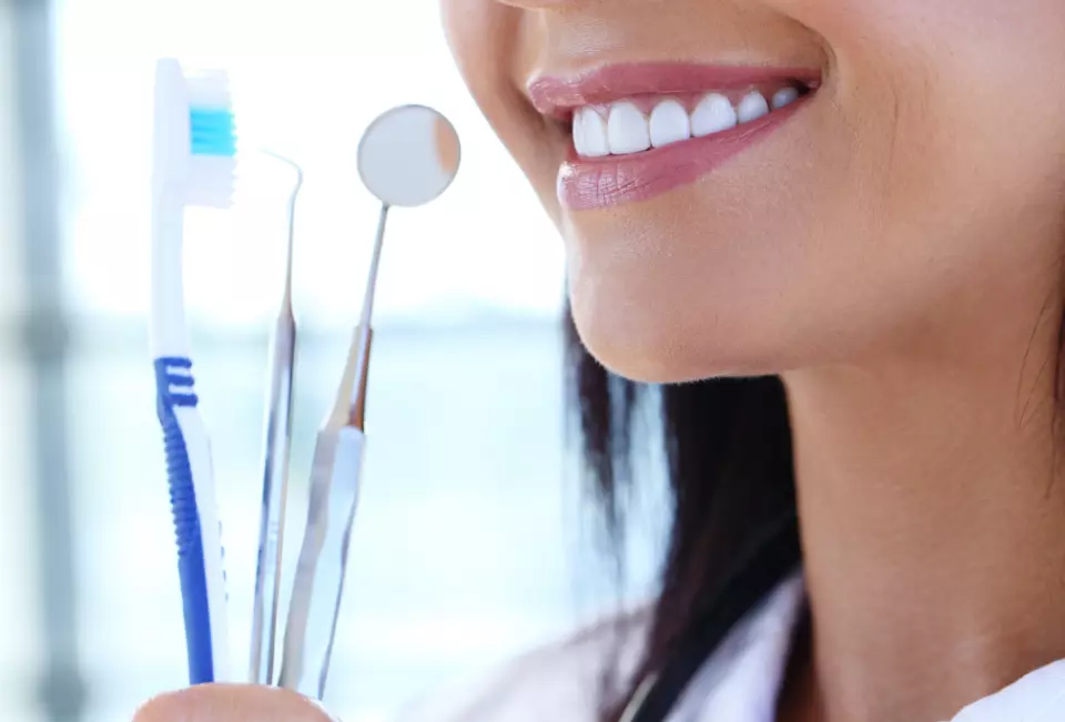 doctor-holding-dentist-s-tools